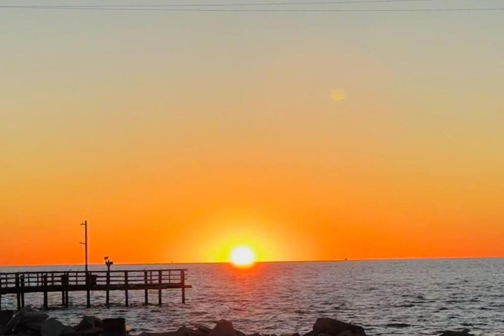 Pet Friendly Tranquil Cottage With Fire-Pit And Seasonal Hot Tub Sept-March Minutes To Beaches ドーフィン・アイランド エクステリア 写真