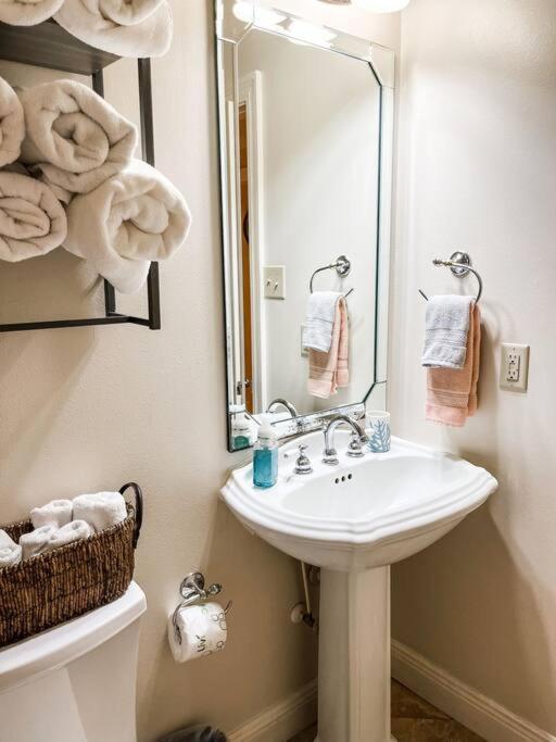 Pet Friendly Tranquil Cottage With Fire-Pit And Seasonal Hot Tub Sept-March Minutes To Beaches ドーフィン・アイランド エクステリア 写真