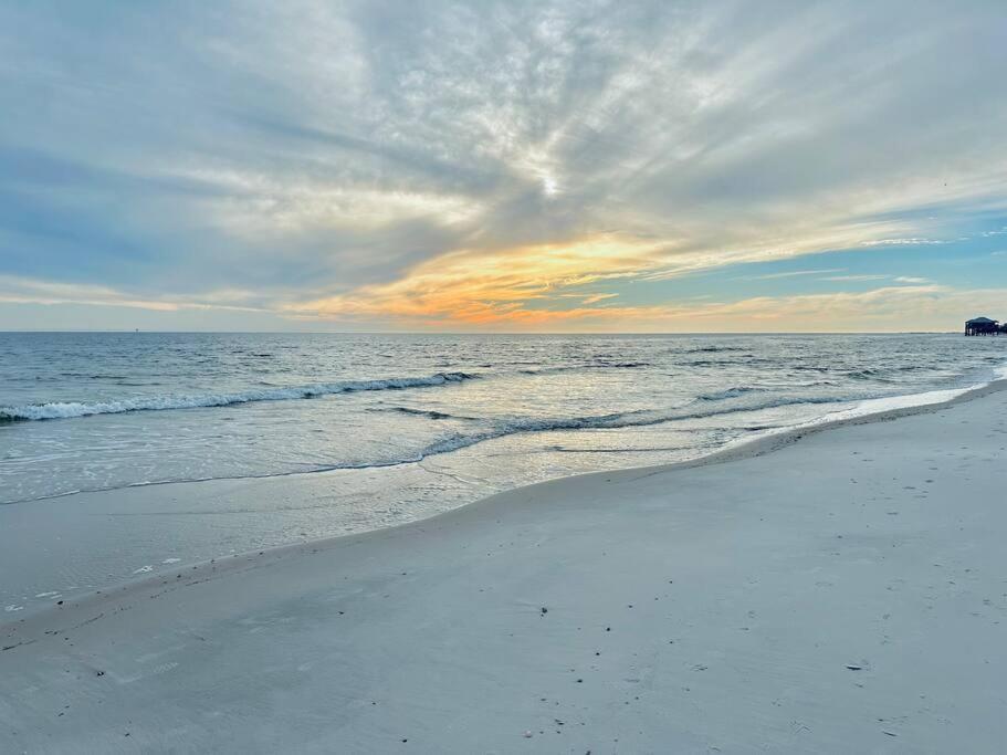 Pet Friendly Tranquil Cottage With Fire-Pit And Seasonal Hot Tub Sept-March Minutes To Beaches ドーフィン・アイランド エクステリア 写真