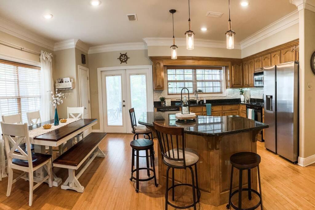 Pet Friendly Tranquil Cottage With Fire-Pit And Seasonal Hot Tub Sept-March Minutes To Beaches ドーフィン・アイランド エクステリア 写真