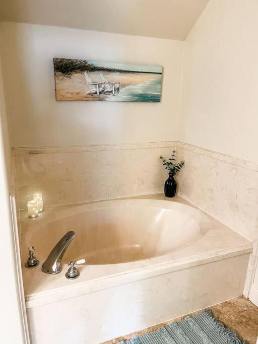 Pet Friendly Tranquil Cottage With Fire-Pit And Seasonal Hot Tub Sept-March Minutes To Beaches ドーフィン・アイランド エクステリア 写真