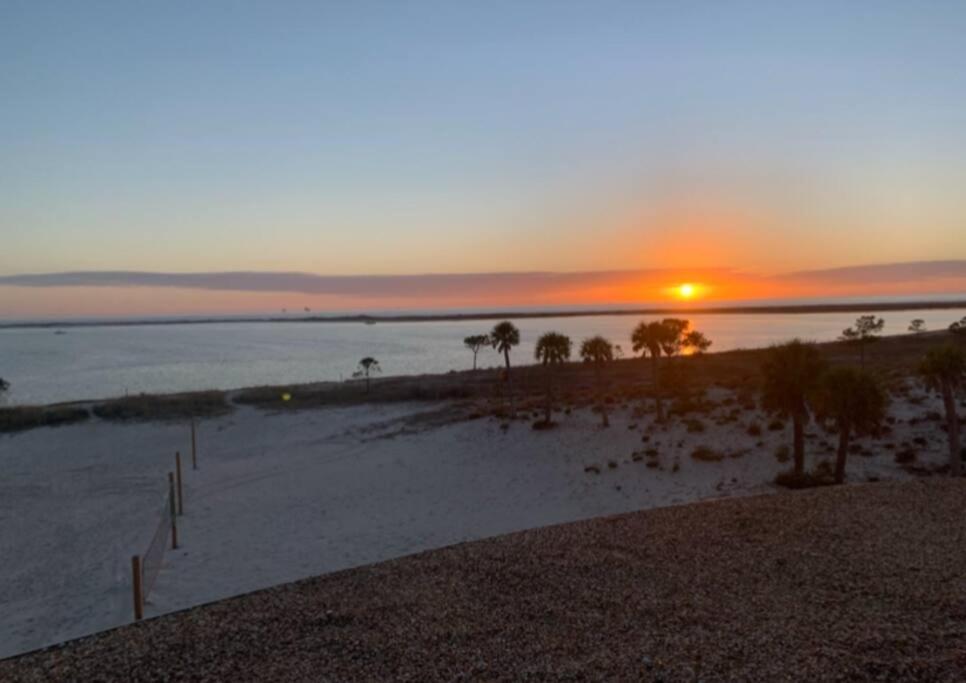Pet Friendly Tranquil Cottage With Fire-Pit And Seasonal Hot Tub Sept-March Minutes To Beaches ドーフィン・アイランド エクステリア 写真
