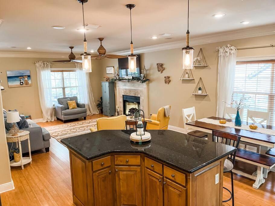 Pet Friendly Tranquil Cottage With Fire-Pit And Seasonal Hot Tub Sept-March Minutes To Beaches ドーフィン・アイランド エクステリア 写真