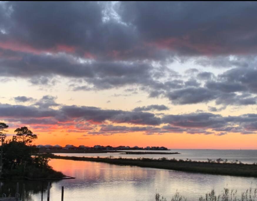 Pet Friendly Tranquil Cottage With Fire-Pit And Seasonal Hot Tub Sept-March Minutes To Beaches ドーフィン・アイランド エクステリア 写真